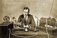 Radio, Gugliemo Marconi przy aparacie radiowym /Encyklopedia Internautica