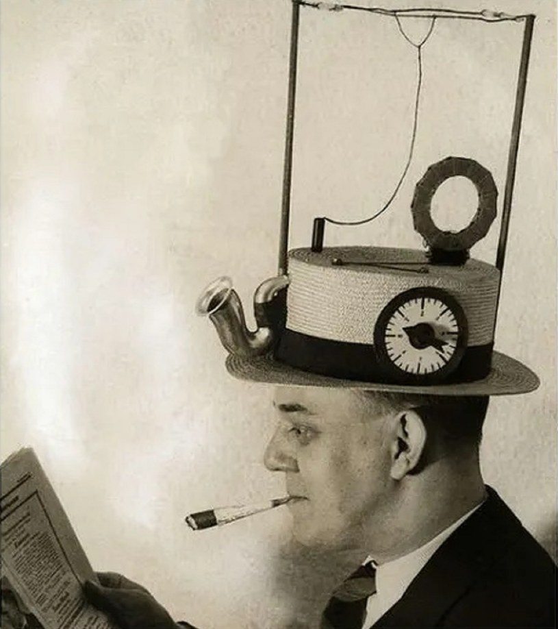 Radio w kapeluszu /domena publiczna