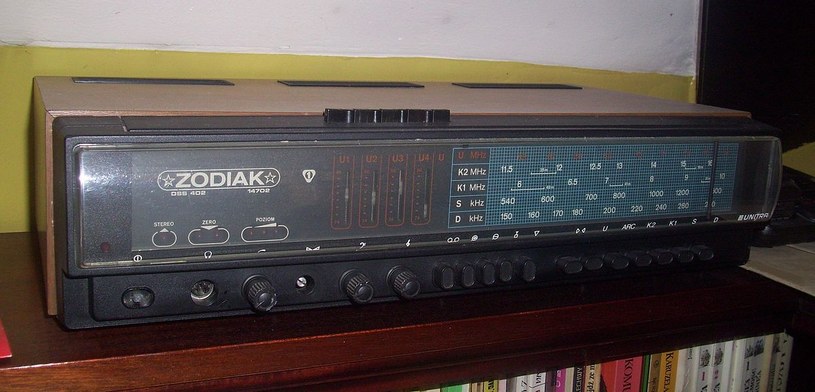 Radio Zodiak DSS-402 (front) /Szczecinolog /Wikipedia