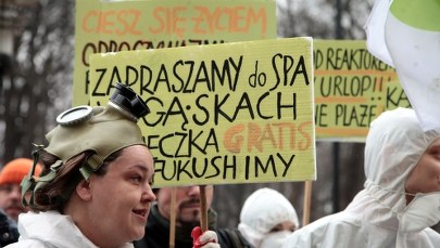 "Radioaktywne" beczki przed kancelarią premiera 