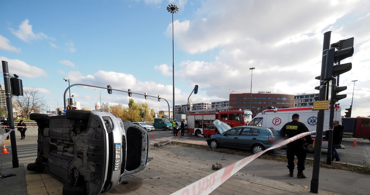 Radiowóz, chociaż policja tego nie podaje, zapewne wjechał na skrzyżowanie na czerwonym świetle /PAP