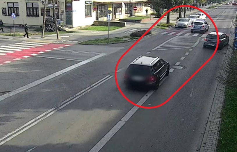 Radiowóz eskortował samochód z rannym dzieckiem przez 40 km /Policja
