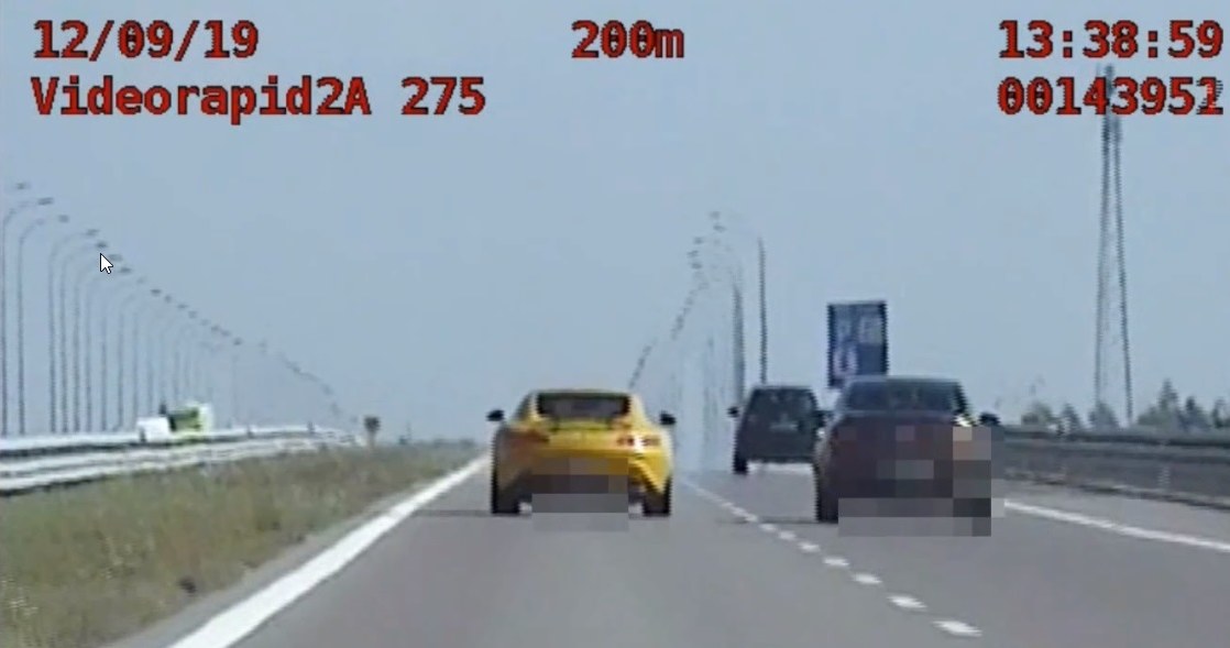 Radiowóz jadący za żółtym sportowym mercedesem osiągnął 248 km/h! /Policja