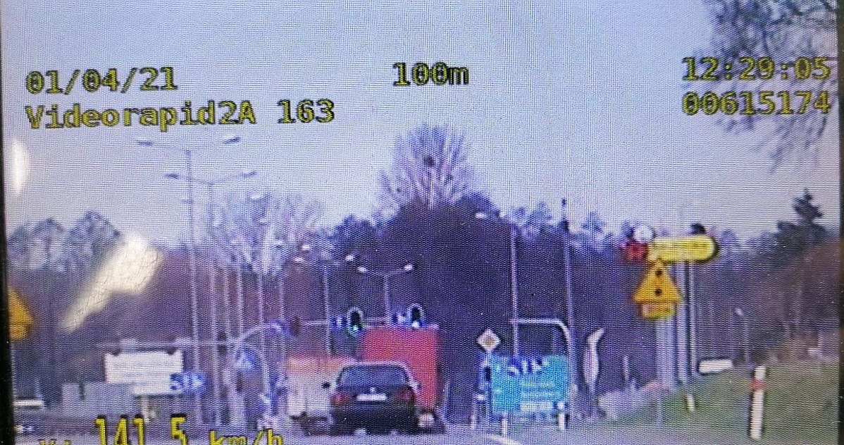 Radiowóz jechał 141 km/h. Policjanci założyli, że BMW też. Pomiar wykonano jednak ze znacznej odległości, na 25-krotnym zoomie, więc trudno stwierdzić, czy oko policjanta pozwoliło zachować identyczną odległość między pojazdami /Policja