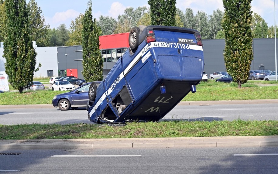 Radiowóz, który dachował w Szczecinie / 	Marcin Bielecki    /PAP
