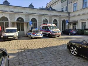 Radiowóż przed dworcem w Przemyślu /Komenda Powiatowa Policji w Opocznie /Policja