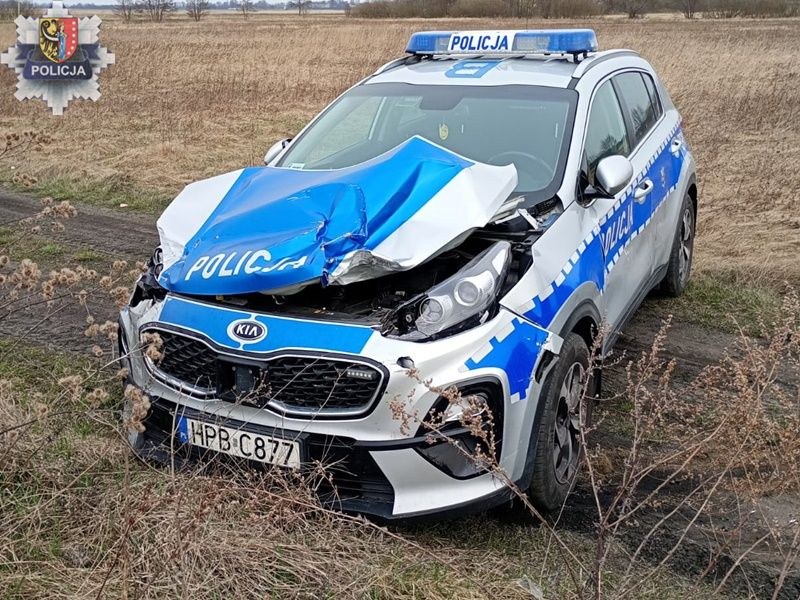 Radiowóz staranowany przez traktor, fot. Policja dolnośląska /