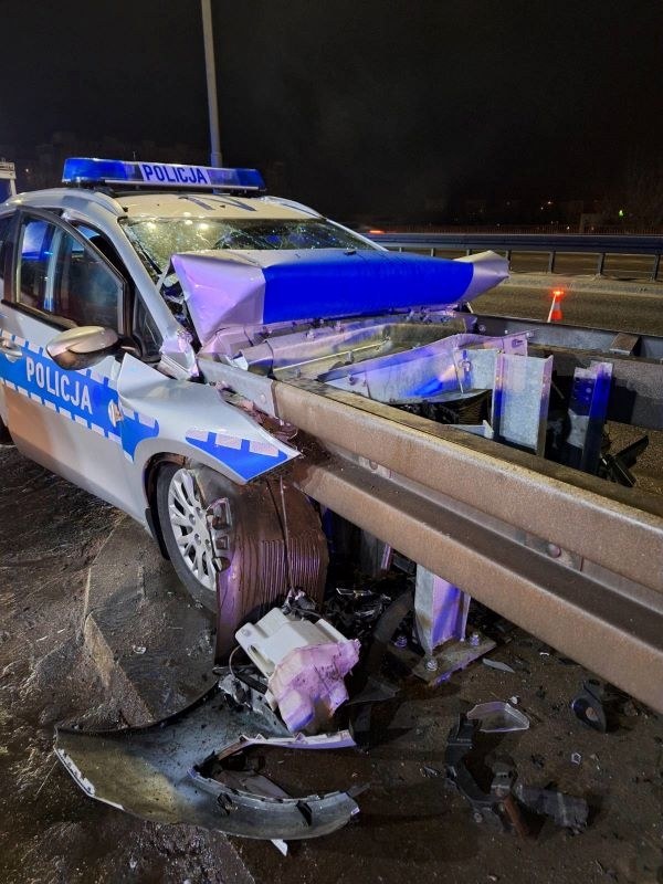 Radiowóz uderzył w barierę energochłonną /KMP w Gdyni /