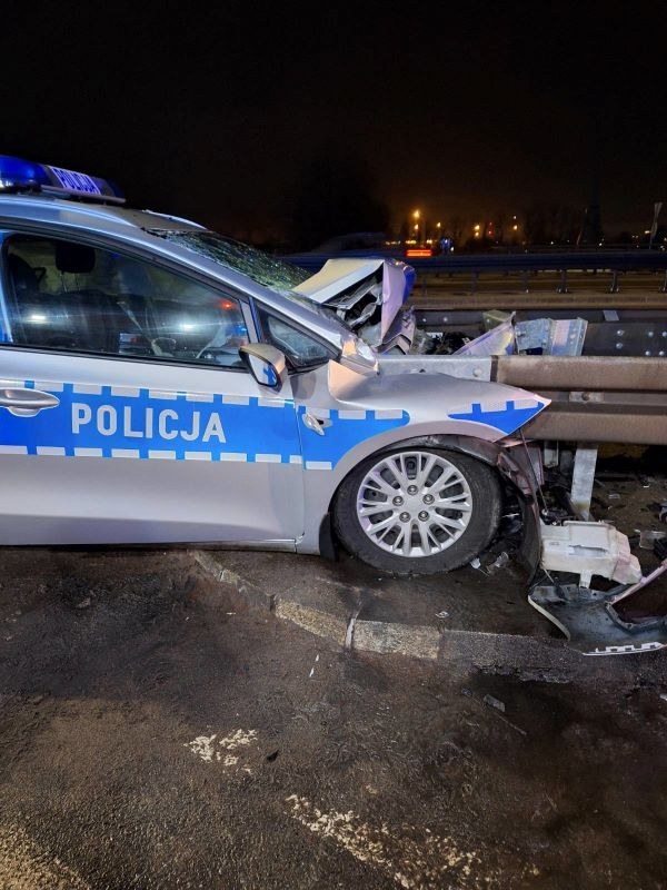 Radiowóz uderzył w barierę energochłonną /KMP w Gdyni /
