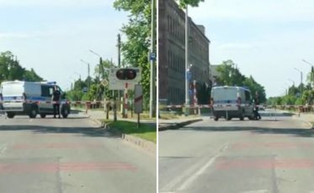 Radiowóz utknął na przejeździe kolejowym między szlabanami [FILM]