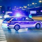 Radiowóz wpadł do rowu w trakcie pościgu. Policjanci trafili do szpitala