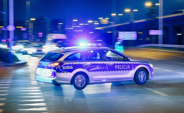 Radiowóz wpadł do rowu w trakcie pościgu. Policjanci trafili do szpitala