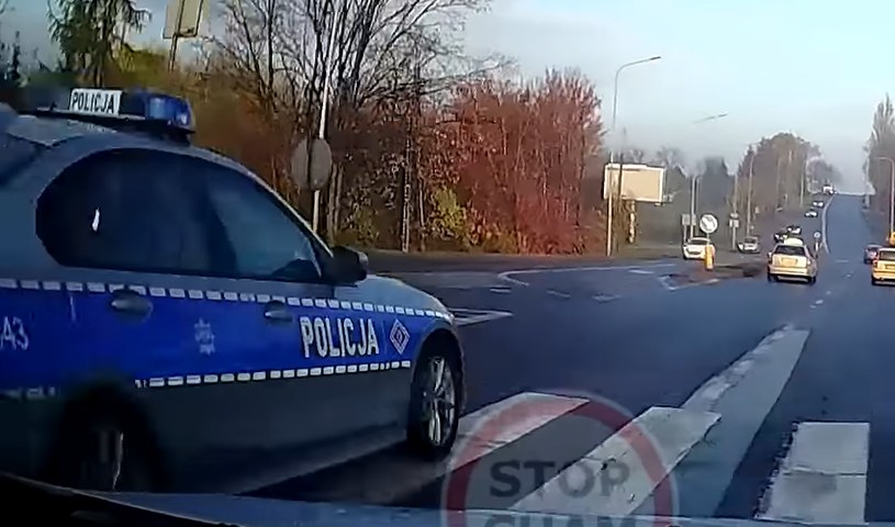 Radiowóz wyprzedzał na przejściu dla pieszych. /STOP CHAM/ You Tube/ zrzut ekranu /