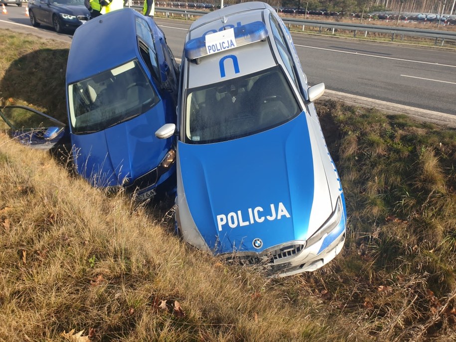 Radiowóz zepchnął auto do rowu /Komenda Miejska Policji w Poznaniu /Policja