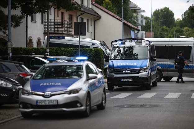 Radiowozy policji przed blokiem w Krakowie, w którym znaleziono ciała dwóch osób /	Łukasz Gągulski /PAP
