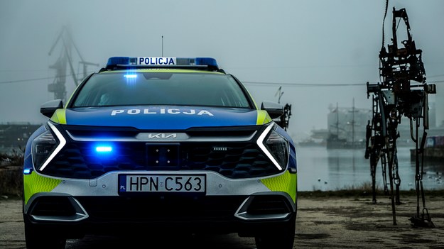 Radiowozy z nowym, kontrastowym oznakowaniem /KWP Gdańsk /Policja