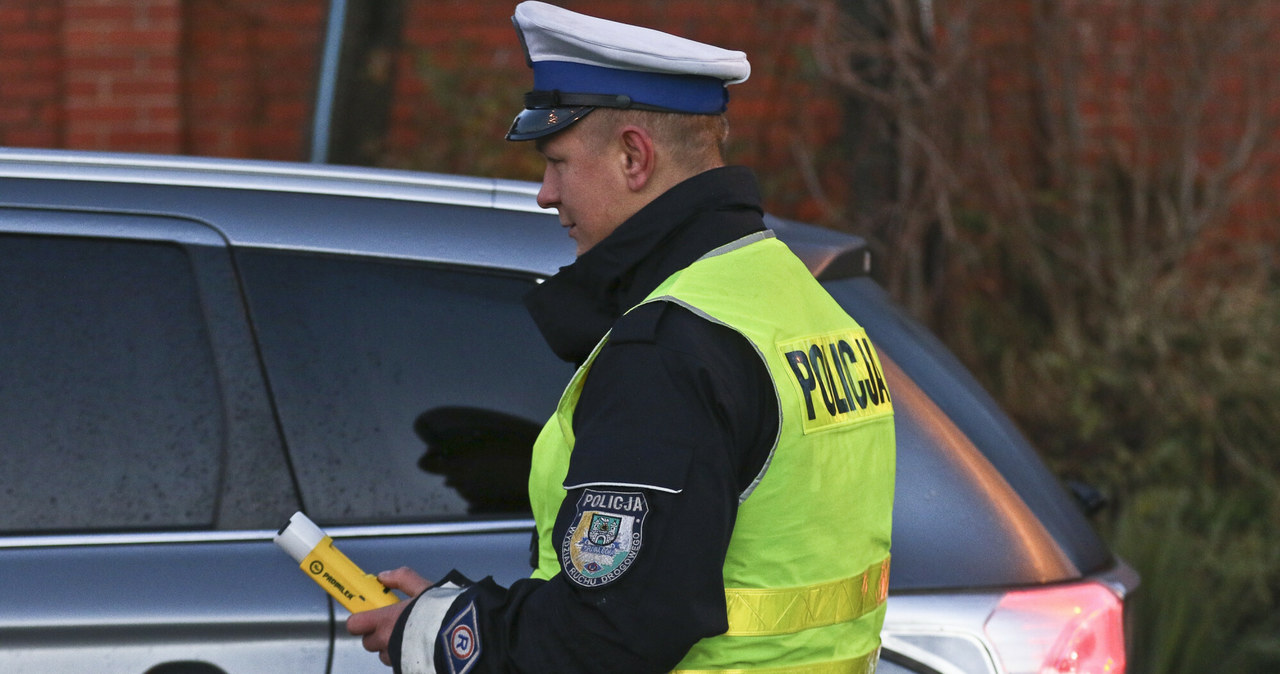 Radny grał na czas, odmawiając na miejscu dmuchania w alkomat. I tak okazało się, że prowadził pijany /Piotr Jędzura /Reporter