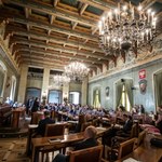 Radny śledzony przez detektywów, drugi wyrzucony z PiS. Co się dzieje w Krakowie?