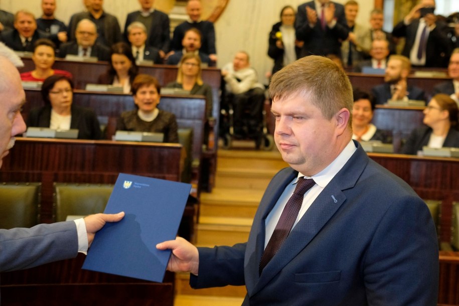 Radny Wojciech Kałuża odbiera zaświadczenie o wyborze na radnego, / 	Andrzej Grygiel    /PAP