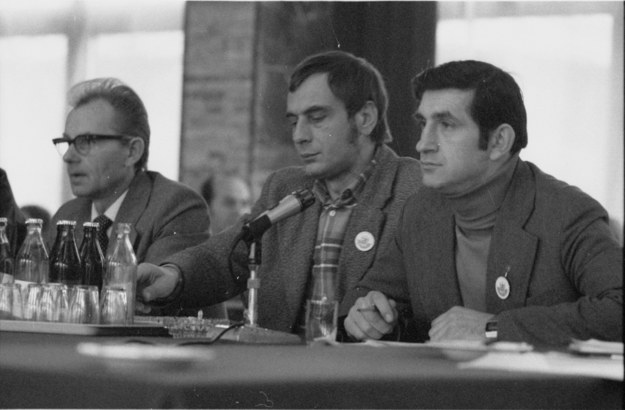 Radom, 1981-11-06. Przedstawiciele Międzyzakładowego Komitetu Założycielskiego Niezależnego Samorządnego Związku Zawodowego Solidarność, podczas rozmów z Komisją Rządową w siedzibie Naczelnej Organizacji Technicznej, na temat wypadków radomskiego czerwca 1976, a także problemu strajku okupacyjnego Wyższej Szkoły Inżynierskiej. W środku Jacek Jerz, z prawej Zdzisław Podkowiński.