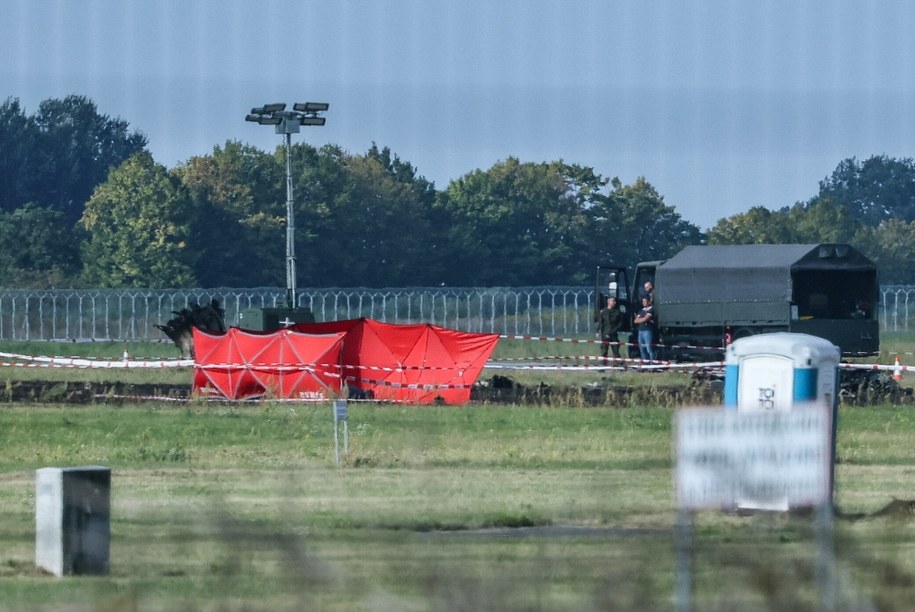 Radom, 29.08.2025. Miejsce katastrofy F-16 na terenie 42. Bazy Lotnictwa Szkolnego w Radomiu /Paweł Supernak /PAP
