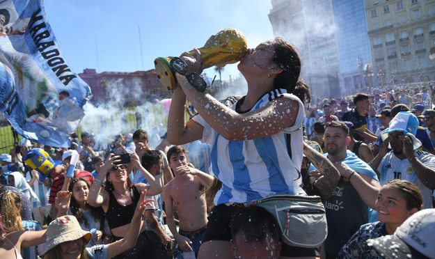 Radość Argentyńczyków po wygraniu mistrzostw świata w Katarze /ENRIQUE GARCIA MEDINA    /PAP/EPA