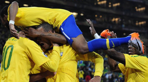 Radość Brazylijczyków po strzelenia gola. Dzięki mundialowi w RPA, TVP też ma powody do zadowolenia /AFP