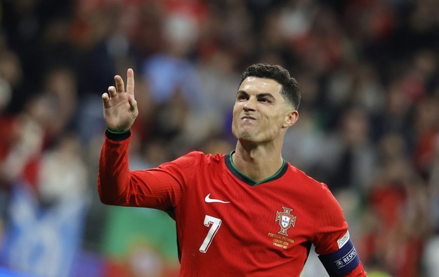 Radość Cristiano Ronaldo po zwycięstwie Portugalii nad Słowenią /RONALD WITTEK /PAP/EPA