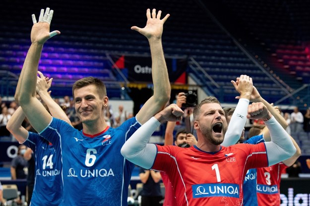 Radość czeskich siatkarzy po wygranym meczu z Francją /LUKAS KABON /PAP/EPA