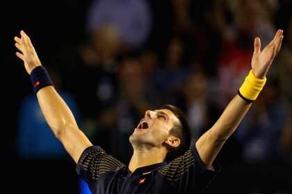 Radość Djokovica po wygranym turnieju Australian Open /Robert Prezioso  /PAP/EPA