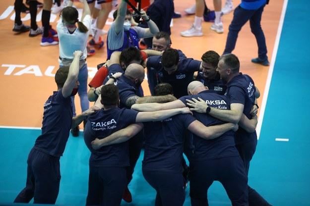 Radość dryżyny Grupy Azoty Zaksa Kędzierzyn-Koźle ze zwycięstwa w finale Tauron Pucharu Polski siatkarzy z Jastrzębskim Węglem /	Łukasz Gągulski /PAP