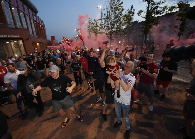 Radość fanów Liverpoolu /PETER POWELL   /PAP/EPA