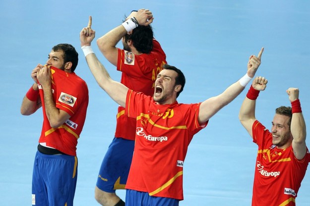 Radość Hiszpanów po wygranym meczu finałowym /TONI ALBIR /PAP/EPA