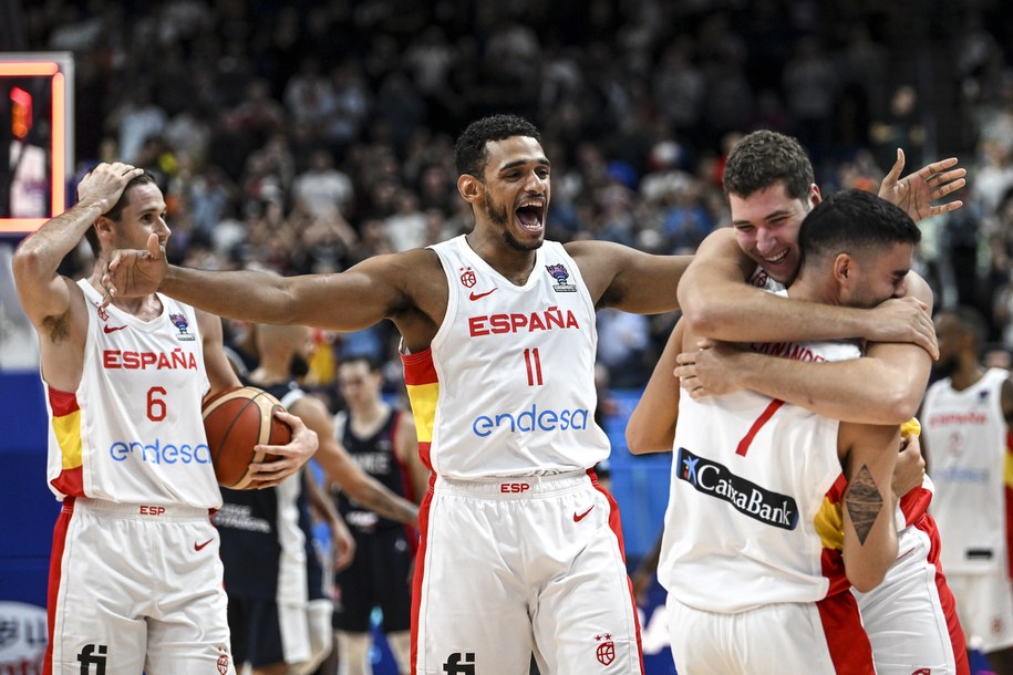 Radość hiszpańskich koszykarzy /FILIP SINGER /PAP/EPA