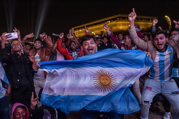Radość kibiców Argentyny po wygranym meczu /Martin Divisek /PAP/EPA
