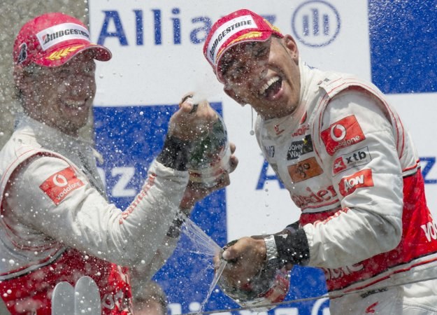Radość kierowców McLarena Jensona Buttona i Lewisa Hamiltona /AFP