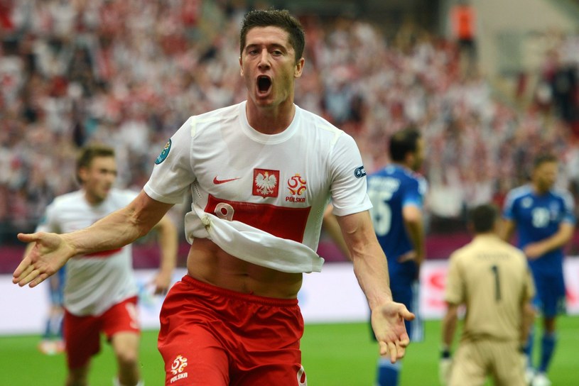 Radość "Lewego" po strzeleniu gola Grecji podczas Euro 2012 /AFP