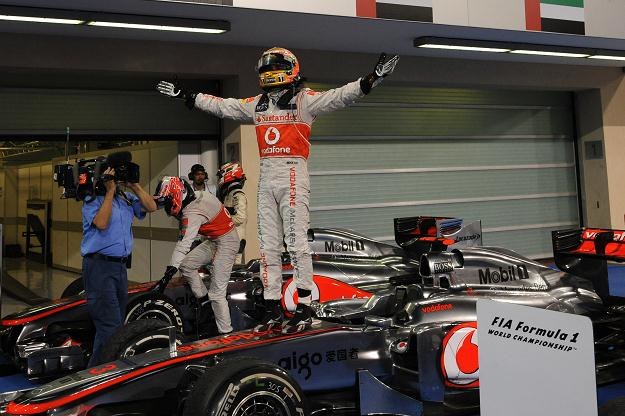 Radość Lewisa Hamiltona po zwycięstwie w GP Abu Zabi /AFP
