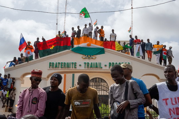 Radość obywateli Nigru z przejęcia władzy przez juntę wojskową /ISSIFOU DJIBO /PAP/EPA