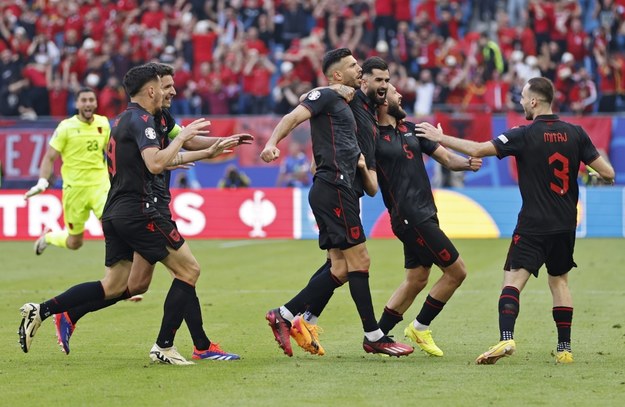 Radość piłkarzy Albanii po golu wyrównującym, który w doliczonym czasie gry strzelił Klaus Gjasula /ROBERT GHEMENT /PAP/EPA