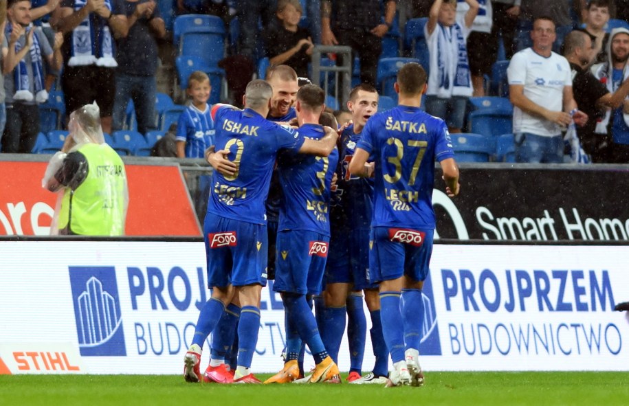 Radość piłkarzy drużyny Lech Poznań po strzeleniu gola przez Nika Kwekweskiriego /	Jakub Kaczmarczyk   /PAP