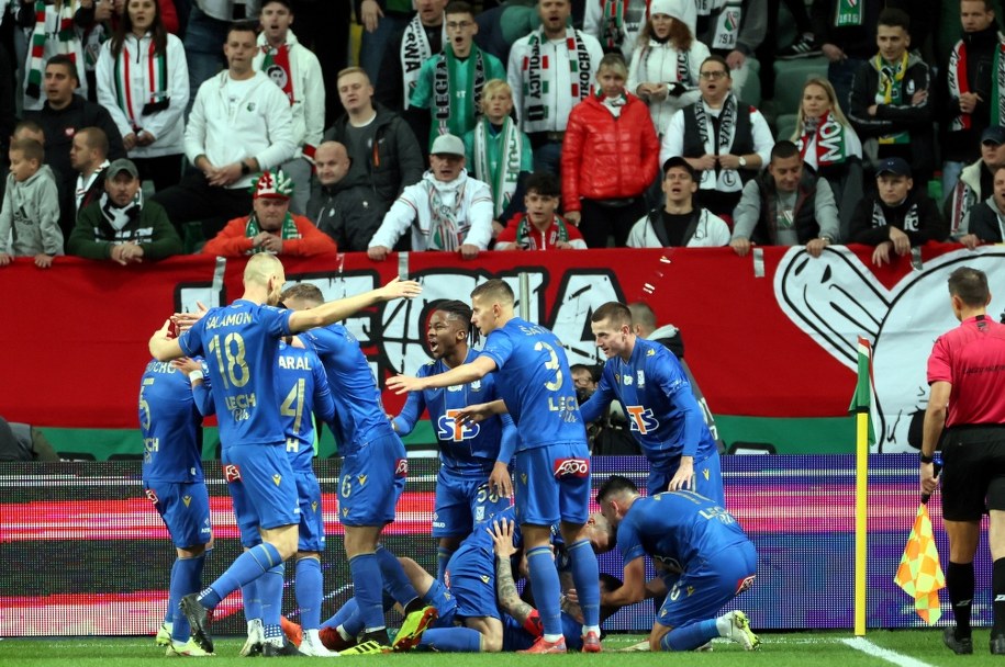 Radość piłkarzy drużyny Lech Poznań po strzeleniu gola przez Mikaela Ishaka / 	Leszek Szymański    /PAP