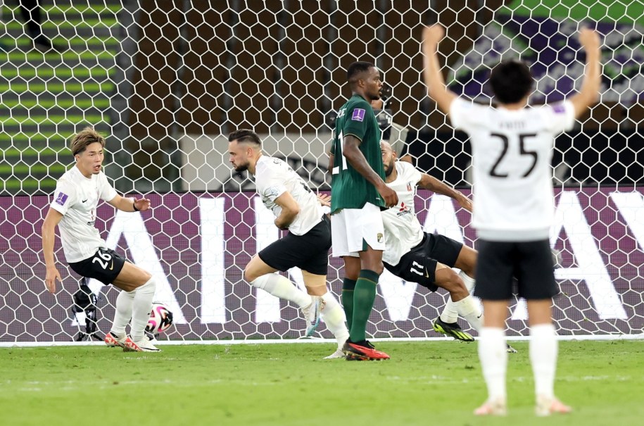 Radość piłkarzy drużyny Urawa Red Diamonds po golu Alexa Schalka w meczu przeciwko Club León /ALI HAIDER   /PAP/EPA