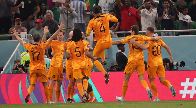 Radość piłkarzy Holandii po golu Davy'ego Klaasena przeciwko Senegalowi /Abedin Taherkenareh   /PAP/EPA