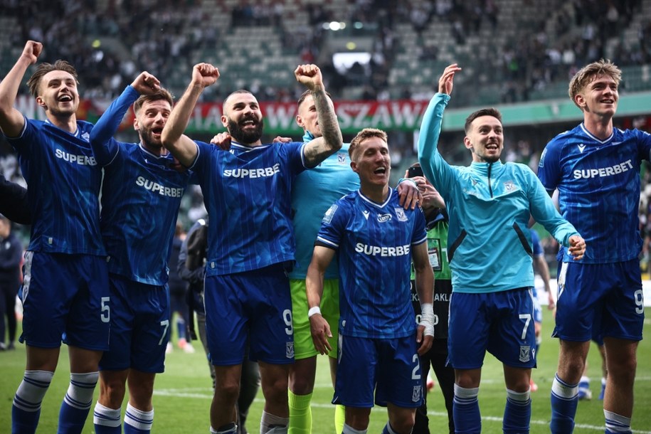 Radość piłkarzy Lecha Poznań po zwycięstwie nad Legią Warszawa /Leszek Szymański /PAP