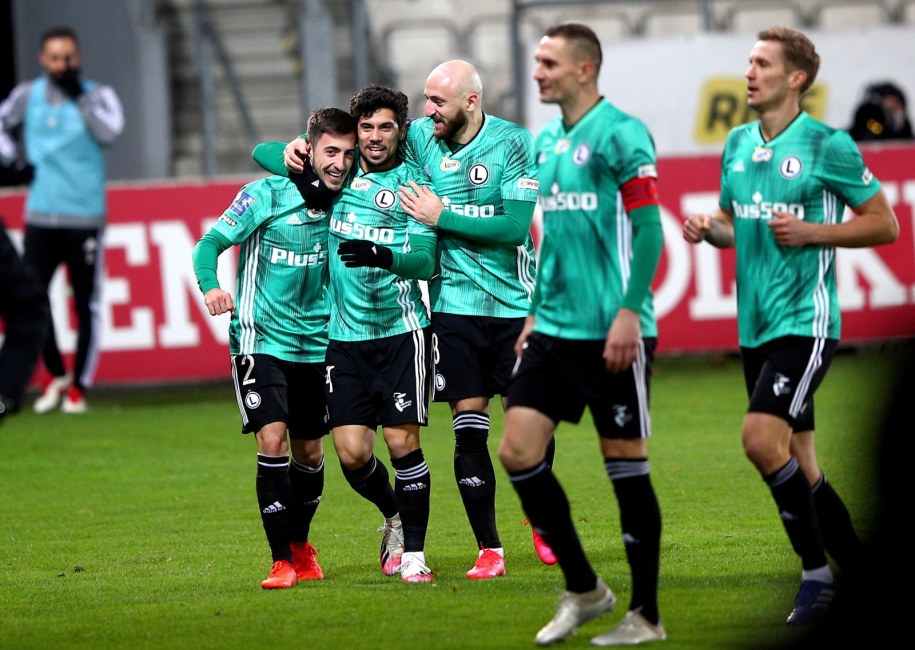 Radość piłkarzy Legii Warszawa po strzeleniu gola przez Filipa Mladenovica //Łukasz Gągulski /PAP