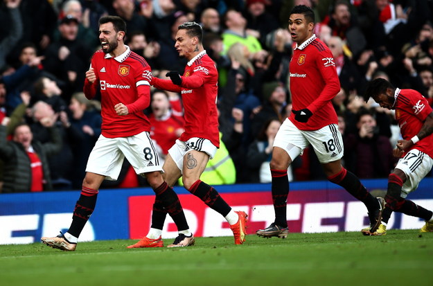 Radość piłkarzy Manchesteru United po golu strzelonym Manchesterowi City przez Bruno Fernandesa (L) /Adam Vaughan /PAP/EPA
