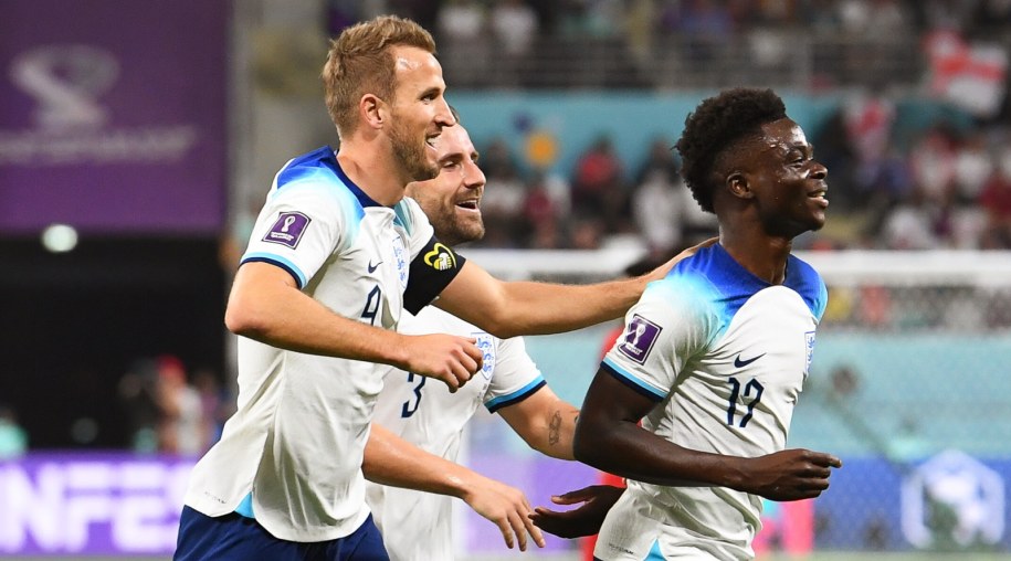 Radość piłkarzy reprezentacji Anglii Bukayo Saki (P) i Harry'ego Kane'a (L) po golu przeciwko Iranowi /NEIL HALL /PAP/EPA