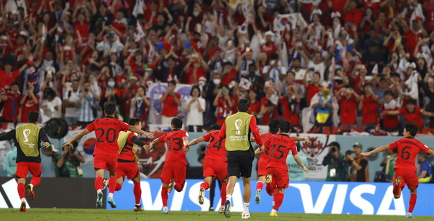 Radość piłkarzy reprezentacji Korei Południowej po zwycięstwie nad Portugalią /ROLEX DELA PENA    /PAP/EPA