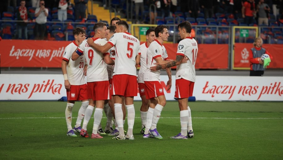 Radość piłkarzy reprezentacji Polski podczas meczu z Finlandią /Jarek Praszkiewicz /PAP